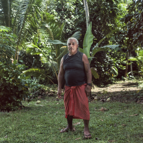 Tuifua TOGAVALEVALE a passe toute sa vie active en metropole. Il est revenu a Wallis en 2013, alors qu il etait deja retraite, pour retrouver la terre de sa famille et la vie de son enfance. Il communique avec ses enfants et petits enfants restes en metropole via Skype. Photographie par Samuel HENSE / Hans Lucas.