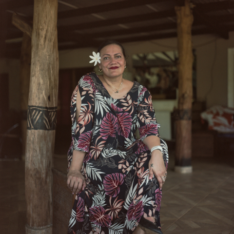 Rebecca KULIMOETOKE est artiste et enseigne les arts plastiques au college, apres avoir vecu a Paris avec son ex-mari. En 2023 elle a ouvert une galerie pour montrer ses œuvres et celles d autres habitant-es de l ile. Elle aime illustrer les contes et legendes de son ile et milite pour que les Wallisien-nes prennent plus de liberte et developpent leur creativite. Photographie par Samuel HENSE / Hans Lucas.