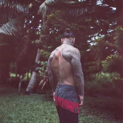 Fils unique, Anthony est revenu vivre a Wallis avec sa femme, metropolitaine, et ses enfants pour aider ses parents. La pratique du va a (pirogue polynesienne) est devenue une drogue, tout comme le tatouage, par lequel il affirme son identite multiple et son combat pour se reapproprier son corps d ancien obese. Photographie par Samuel HENSE / Hans Lucas.