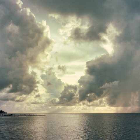 Vue du lagon par temps d orage. Wallis est un TOM français depuis 1961, situe a environ 2000 kilometres de la Nouvelle Caledonie, on y recense 8088 habitants en 2023, soit une baisse de 25% de la population en 20 ans. Photographie par Samuel HENSE / Hans Lucas.